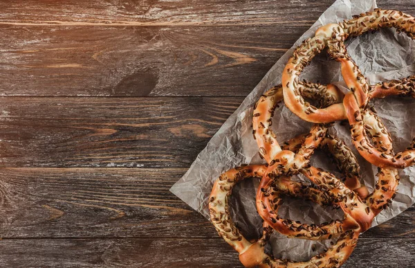 Üstten görünüm taze pişmiş lezzetli kraker susam ile. Simit seçici odak. En iyi görünüm ve kopya alanı