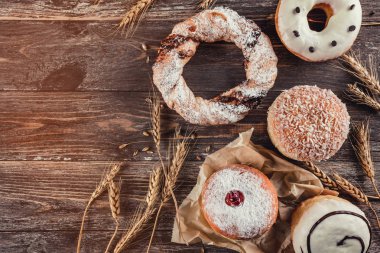 Tahıl ekmek farklı bir ürün yelpazesine: donut ve eski ahşap zemin üzerine cracknel. Kopya alanı ve üstten görünüm