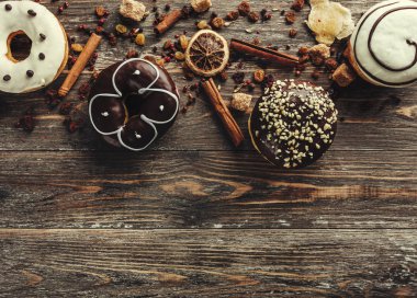 Çikolata ve krema sır ahşap arka plan üzerinde ile ev yapımı lezzetli çörekler. Seçici odak, üstten görünüm ve kopya alanı