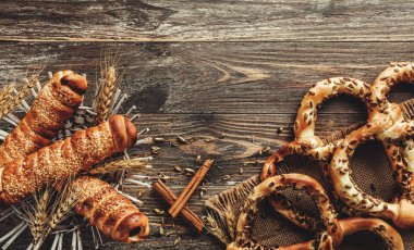 Ayçiçeği tohumu, sosis hamur ve tarçın ile tuzlu kraker. Seçici odak, üstten görünüm