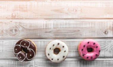 Üç donut ahşap arka plan alt kısmında yerleştirilir. Reklam alanı üstten görünüm