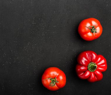 Kırmızı biber domates taş siyah arka plan, yakın çekim
