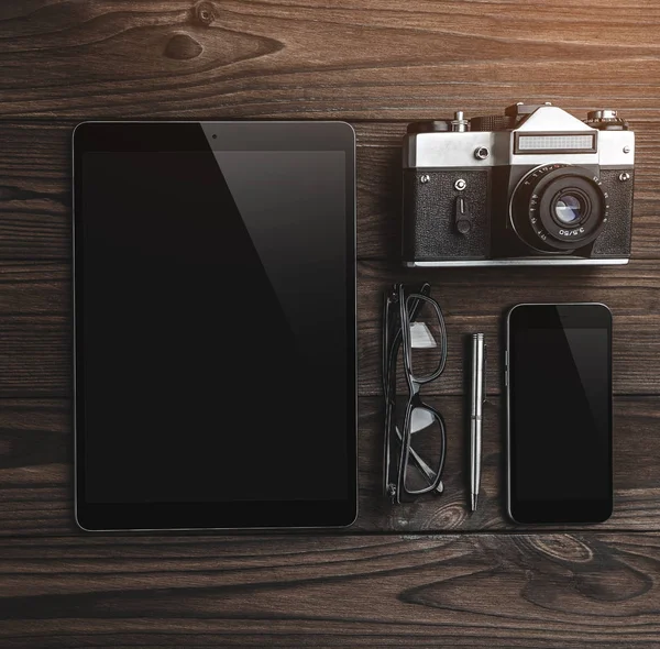 Ruang Kerja Untuk Fotografer Rata Berbaring Tablet Digital Kamera Telepon — Stok Foto