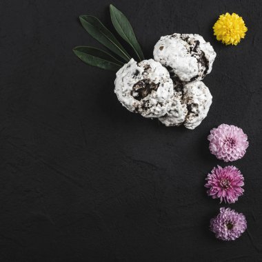 «Ana sayfa» görünümü pembe, sarı çiçekler ve bisküvi siyah taş masada. Metin, closeup için yer