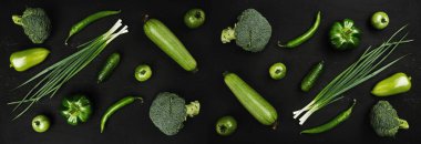 Taze yeşil sebze rustik koyu taş zemin, üstten görünüm