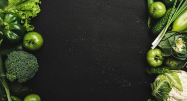 Yeşil sebze, çeşitli kopya alanı siyah arka plan, üstten görünüm
