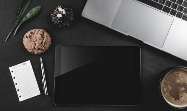 Laptop klavye, tablet pc, Not defteri ve kahve Kupası taş masada bir sayfada mock-up görüntüsü. Üstten görünüm