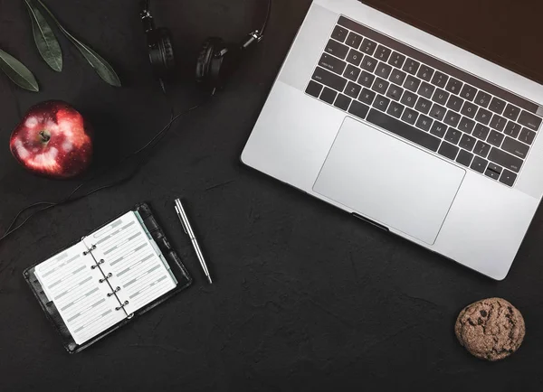 笔记本电脑的顶部视图与耳机 钢笔和苹果的黑石表与复制空间 — 图库照片
