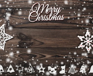 Yukarıdan görüntülemek bir Merry Christmas yazıt ve el yapımı Ağaç oyuncaklar, ahşap arka plan üzerinde yıldız, yazma, metin kar efekti için yer ile tebrik kartı