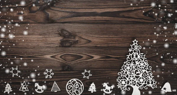 从上面看到的手工树玩具在木质背景 贺卡与空间文字写作 雪效果 — 图库照片