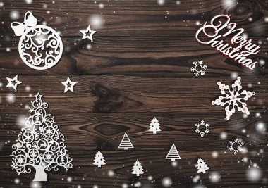 Yukarıdan bir Merry Christmas yazıt ve el yapımı Ağaç oyuncaklar ahşap arka plan, metin yazma, kar efekti için yer ile tebrik kartı üzerinde göster