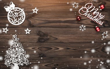 Yukarıdan görünümünü bir Merry Christmas yazıt ve el yapımı ağaç oyuncak ahşap arka plan üzerinde metin yazma, kar etkisi ve ışık boncuk yeri olan tebrik kartı