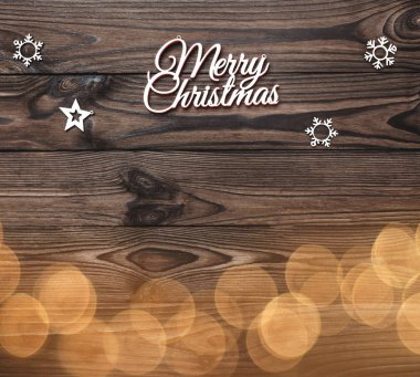 Bir Merry Christmas yazıt ve el yapımı ağaç oyuncak ve ahşap zemin, tebrik kartı, ampuller ile yazma metin için yer ile üzerine kırmızı Küre yukarıdan görüntülemek