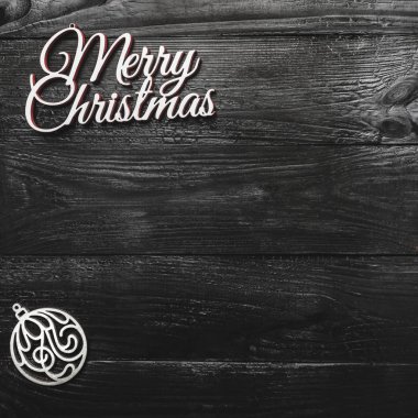 El yapımı küre, ağaç oyuncak ve Merry Christmas yazıt siyah ahşap bir görünümünü, arka plan, metin yazma, tebrik kartı için yer ile kare