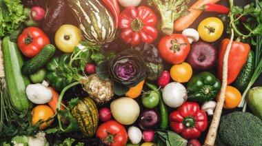 Sebze farklı taze çiftlik sebze arka plan. Yiyecek ya da sağlıklı diyet kavramı, üstten görünüm ve ışık efektleri