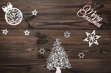 Yukarıdan görünümünü bir Merry Christmas yazıt ve el yapımı Ağaç oyuncak ahşap arka plan üzerinde tebrik kartı ile yer metin yazmak için