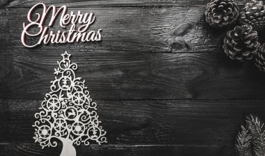 El yapımı yaprak dökmeyen Ağaç oyuncak görünümünü altın çam ve siyah ahşap arka plan, metin yazma, yeri olan kitabe neşeli Noel tebrik kartı