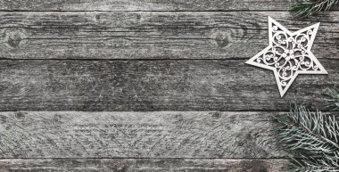 Eski ahşap arka plan. Metin, köknar ağacı beyaz bir yıldız için yer. Üstten görünüm. Kış oyuncaklar.