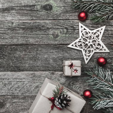 Ahşap kare arka plan. Merry Christmas yazıt, metin alanı, çam dalları ve hediyeler. Üstten görünüm. Öğeleri, topları ve kış hediyeler