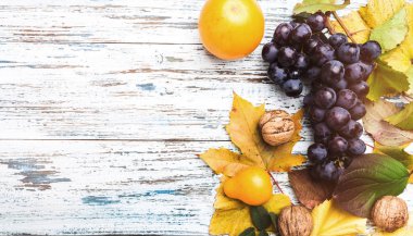 Ahşap doku arka plan üzerinde üstten görünüm sonbahar conceptl küçük kabak ve üzüm, ile. Sağlıklı organik gıda, kopya alanı