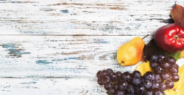 Yaprak, meyve ve çilek eski ahşap zemin üzerine ile sonbahar kompozisyon. Üstten görünüm