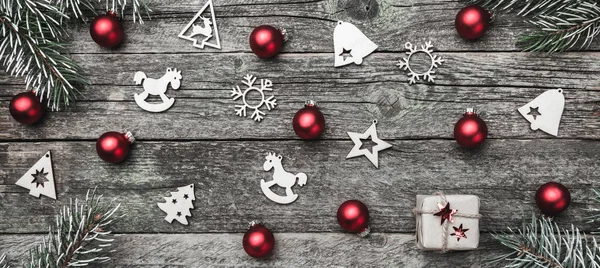 Weihnachtsgrußkarte Horizontaler Form Auf Altem Holzgrund Geschenke Und Handgemachtes Spielzeug — Stockfoto