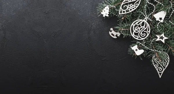 Weihnachtsgrußkarte Auf Schwarzem Steinhintergrund Mit Einer Grünen Tanne Mit Holzspielzeug — Stockfoto