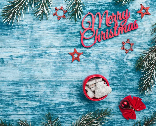 Noel kartı. Azure arka plan üzerinde. Üstten görünüm. Kış tatili ve çam dalları unsurları.