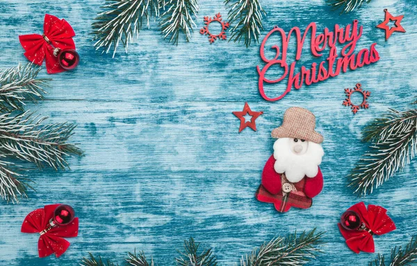 Noel kartı. Azure arka plan üzerinde. Üstten görünüm. Kış tatili ve çam dalları unsurları. 