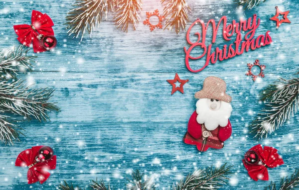 Noel kartı. Azure arka plan üzerinde. Üstten görünüm. Kış tatili ve çam dalları unsurları. Etkileri kar. 