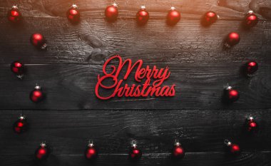 Noel kırmızı önemsiz şey süslemeleri siyah ahşap zemin. Neşeli Noel kavramı, üstten görünüm