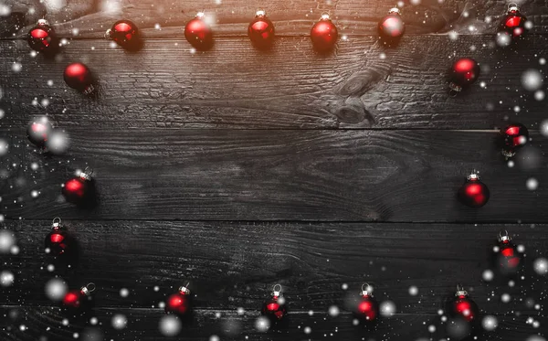 Творческие Рождественские Безделушки Украшения Картины Темным Деревянным Фоном Эффект Снега — стоковое фото