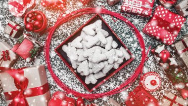 Kırmızı daire ile açılan siyah Xmas dekoratif wands üzerinden mevcut kutusu, paket ve bisküvi, çerezleri içinde kar etkisi, mermer arka plan, tebrik kartı