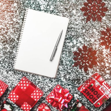 Yukarıdan görünüm, üst, düz, Xmas hediye kutuları, paket, dekoratif el yapımı kar taneleri, kalem, gri, taş, mermer arka plan, motivasyon tebrik kartı ile not etmek içinde metin için yer ile.