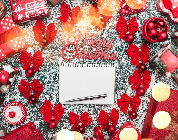 圆的红色弓和树球用笔和铅笔在里面为文字写作 和手工装饰玩具 现在的盒子 腮红效果 大理石背景 圣诞贺卡 — 图库照片