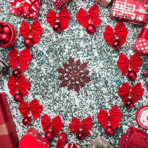 Koła Czerwone Łuki Drzewo Kule Merry Christmas Znak Wewnątrz Ręcznie — Zdjęcie stockowe