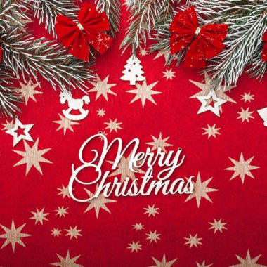 Xmas yıldız ile kare kartı. Çam dalları ile kırmızı kase. Üstten görünüm. Neşeli Noel yazıt orta