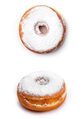 Beyaz arka plan üzerinde izole pudra şekeri ile çörek. Üstten görünüm ve 45 derece açı görünümünden.