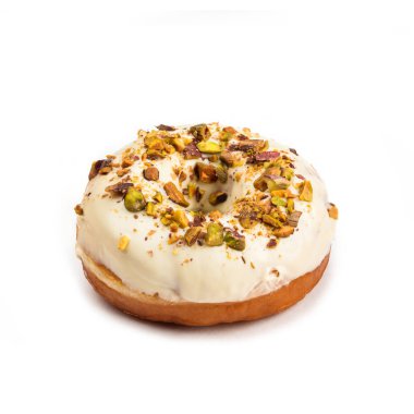Çörek ile izole beyaz arka plan üzerinde beyaz krema ve fındık çekirdek. 45 derece ile ilgilenen.