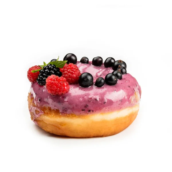 粉色奶油和浆果甜甜圈 白色背景隔绝 从侧面查看 — 图库照片