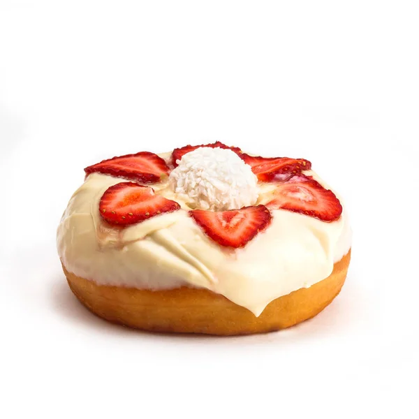 Ciambella Con Panna Bianca Fette Fragola Isolata Fondo Bianco Vista — Foto Stock