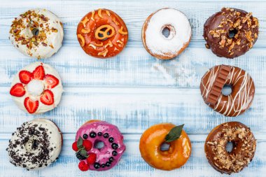Donuts, eski ahşap zemin üzerine çerçeve. Üstten görünüm. Metin için yer.