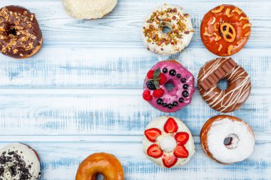 Eski ahşap zemin üzerine çeşitli ürün yelpazesine. Üstten görünüm. Metin için yer