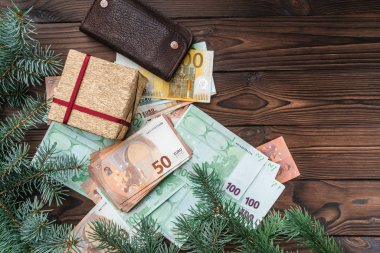 Noel arka plan, farklı değer para, bir m-cüzdan ve bir hediye. Üstten görünüm.