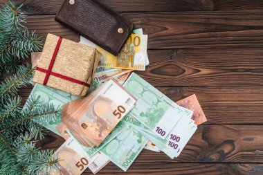 Noel arka plan, farklı değer para, bir m-cüzdan ve bir hediye. Üstten görünüm.