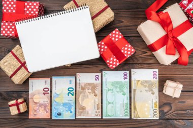 Tatil arka plan, farklı değer para, hediye farklı boyutlarda. Üstten görünüm. Metin için yer.