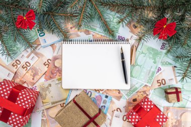 Noel kökenli farklı değer banknotlar. Kitap planlama. Üstten görünüm.