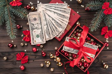 Bir Noel hediyesi, para öğeleri, ahşap arka plan üzerinde kırmızı bolluk, Xmas yemeği. Üstten görünüm.
