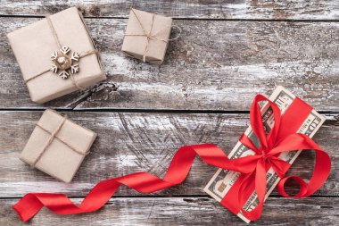 Eski ahşap, para kırmızı bolluk ve hediyeler ile süslenmiş Noel arka plan. Üstten görünüm.
