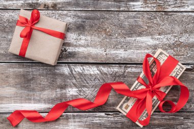 Eski ahşap, para kırmızı bolluk ve hediye ile süslenmiş Noel arka plan. Üstten görünüm.